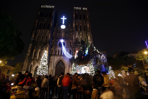 Cálido ambiente navideño en Hanoi - ảnh 10