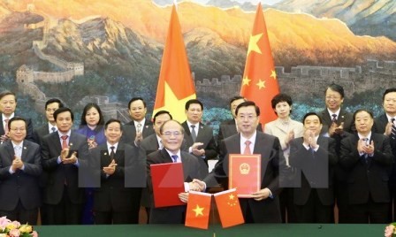 Dirigentes parlamentarios de Vietnam y China reunidos en Beijing  - ảnh 1