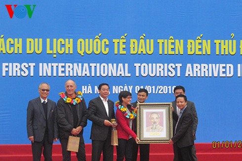 Localidades vietnamitas reciben los primeros turistas extranjeros en el primer día del 2016 - ảnh 1