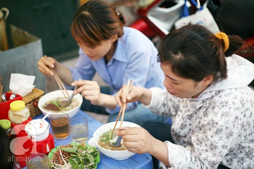 Cuenco de “bún bò Huế” de mil dongs calienta corazón de trabajadores pobres - ảnh 3