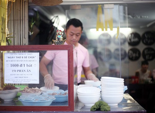 Cuenco de “bún bò Huế” de mil dongs calienta corazón de trabajadores pobres - ảnh 1