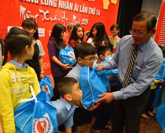 Presentes para minusválidos y huérfanos en Ciudad Ho Chi Minh por Año Nuevo lunar - ảnh 1