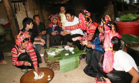 Ambiente festivo en zonas montañosas de Vietnam - ảnh 2