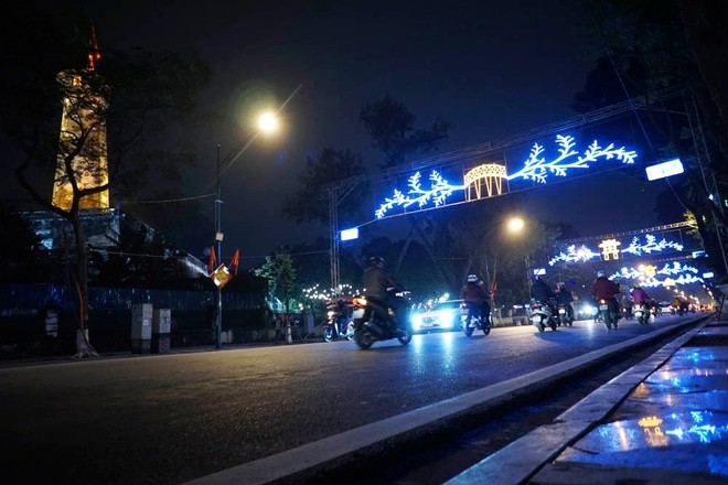 Hanoi recibe el Tet con flores y luces brillantes  - ảnh 9