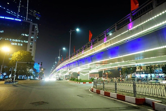 Hanoi recibe el Tet con flores y luces brillantes  - ảnh 11