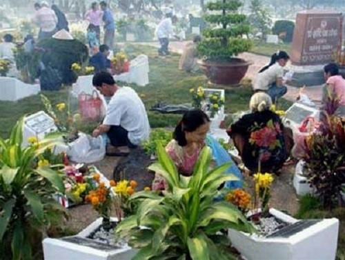 Tradicional culto de los vietnamitas en el sur a los antepasados en el Tet  - ảnh 1