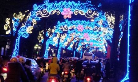 Ambiente alegre de Hanoi en vísperas del Tet - ảnh 3