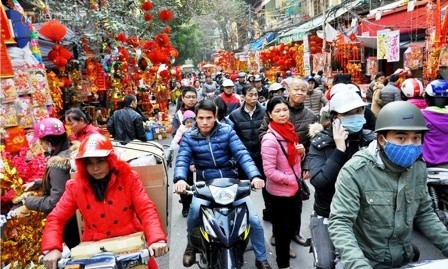 Ambiente alegre de Hanoi en vísperas del Tet - ảnh 1