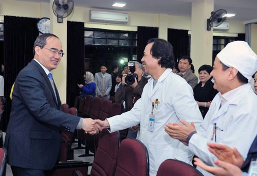 Celebran Día Nacional del Médico en diferentes localidades vietnamitas - ảnh 1