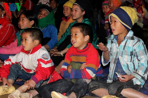 Radioteatro para niños Mong en Ha Giang - ảnh 2