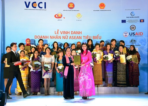 En Hanoi acto en honor de empresarias sobresalientes de la ASEAN - ảnh 1