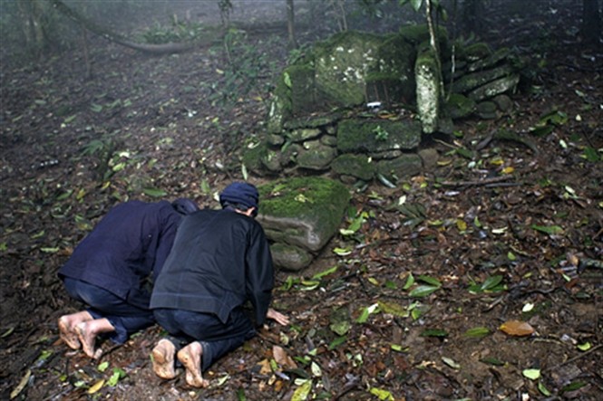 Los Ha Nhi y la tradición de cuidar el bosque y las fuentes de agua - ảnh 1