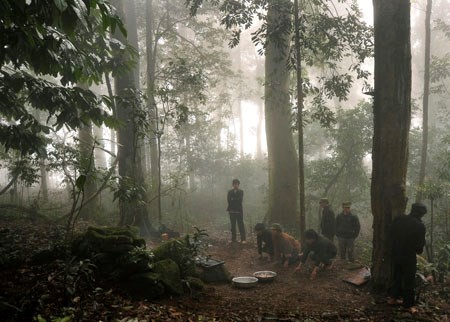 Los Ha Nhi y la tradición de cuidar el bosque y las fuentes de agua - ảnh 2