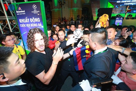 Carles Puyol introduce la copa de Liga de Campeones al público vietnamita  - ảnh 2