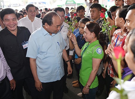 Primer ministro vietnamita asegura apoyo del gobierno a los trabajadores - ảnh 1