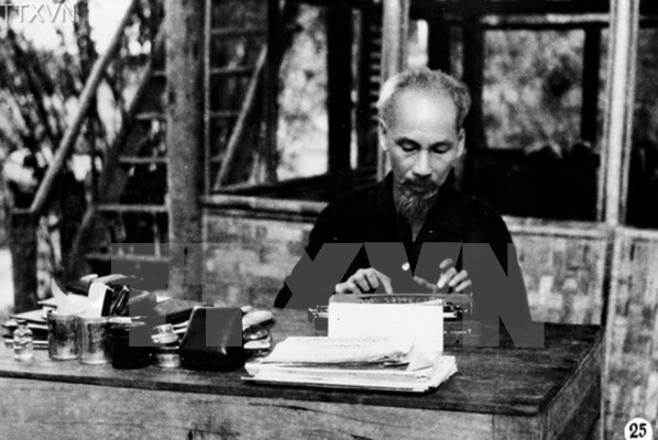 Promulgan Directiva sobre seguimiento de ideología y moral de Ho Chi Minh - ảnh 1