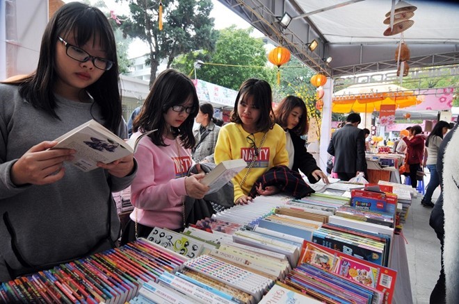 Animado mercado de libros para niños en Vietnam - ảnh 2