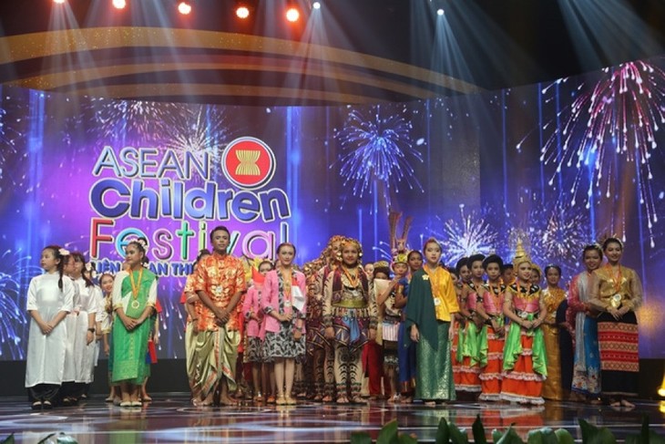 Fascina Gala artística del Festival de Niños de Asean 2016 en Hanoi - ảnh 1