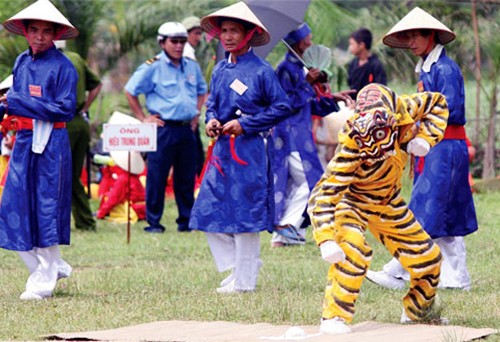 Singularidad del canto y baile de Ai Lao en el Festival del Santo Giong - ảnh 2