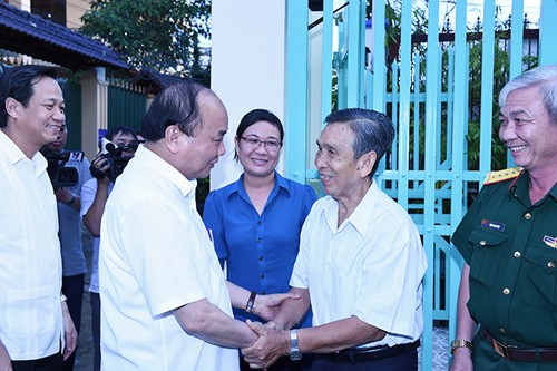 Primer ministro visita familias beneficiadas de política preferencial del Estado - ảnh 1