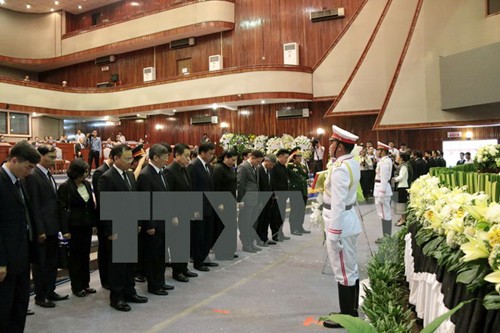 Dirigentes vietnamitas homenajean al desaparecido presidente del Parlamento laosiano - ảnh 1