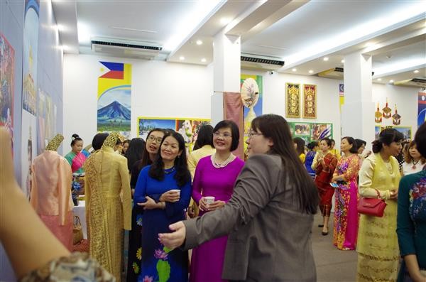 Inauguración de la Exposición “Asean, una colorida cultura”  - ảnh 1