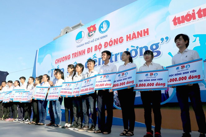 Caminata en Ciudad Ho Chi Minh por estudiantes pobres  - ảnh 1