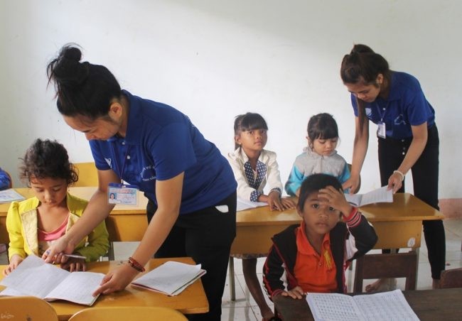 Estudiantes hacen más celeste el verano de unas aldeas en Dak Lak - ảnh 2