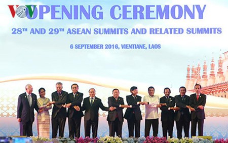 Asean aborda en sus conferencias cumbres la construcción de la Comunidad regional - ảnh 1