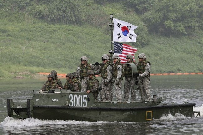 Corea del Sur y Estados Unidos ejecutan maniobra naval conjunta - ảnh 1