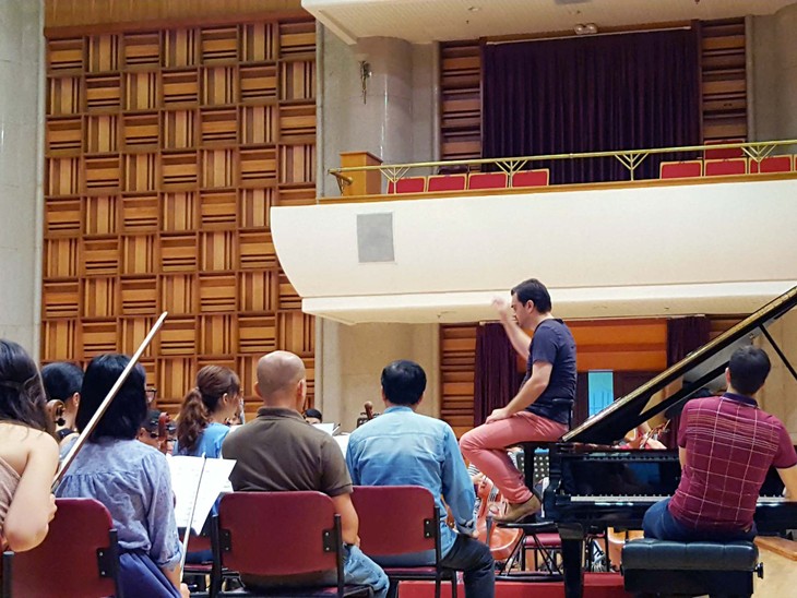 Director David Gómez Ramírez y la orquesta de la Academia Nacional de Música de Vietnam  - ảnh 1