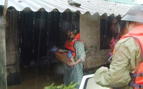 Provincia de Quang Binh ante inundaciones: simpatía y amor de persona a persona - ảnh 2