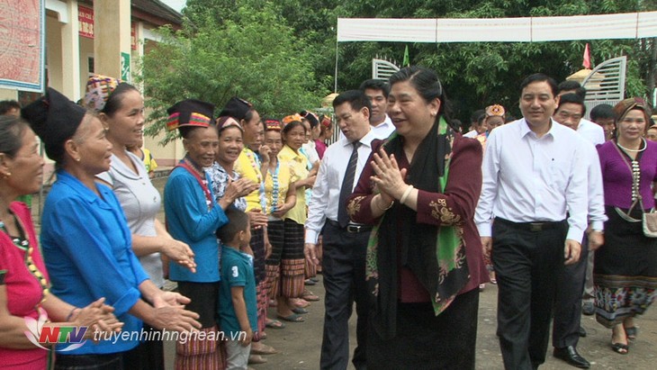 Vicepresidenta del Parlamento de Vietnam trabaja con autoridades del distrito de Con Cuong - ảnh 1