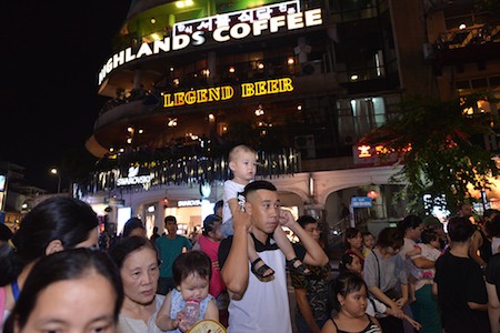 Bulliciosas calles peatonales en Hanoi  - ảnh 7