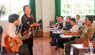 La aficionada y preservadora del arte tradicional del Sur de Vietnam - ảnh 1