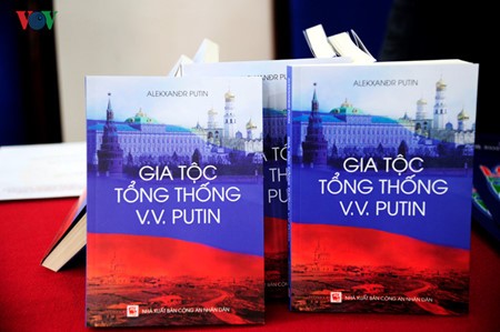 Publican en Hanoi libro “La familia del presidente Vladimir Putin” - ảnh 1