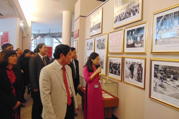 Presentan colección de fotos en honor al Partido Comunista y el desarrollo de Vietnam  - ảnh 1