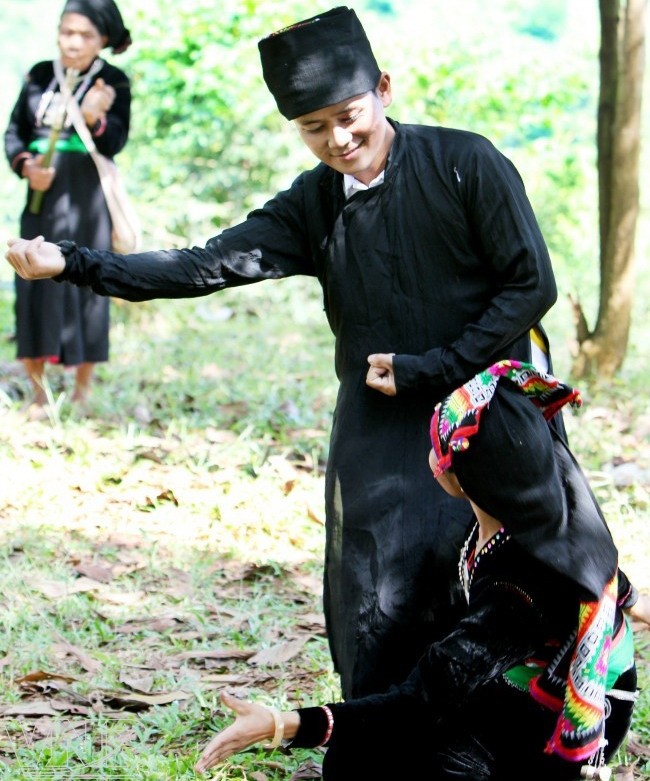 “Tơm”-el canto folclórico original de los Kho Mu - ảnh 1