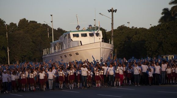 Cubanos desfilan en ocasión del aniversario 58 de la Revolución  - ảnh 1