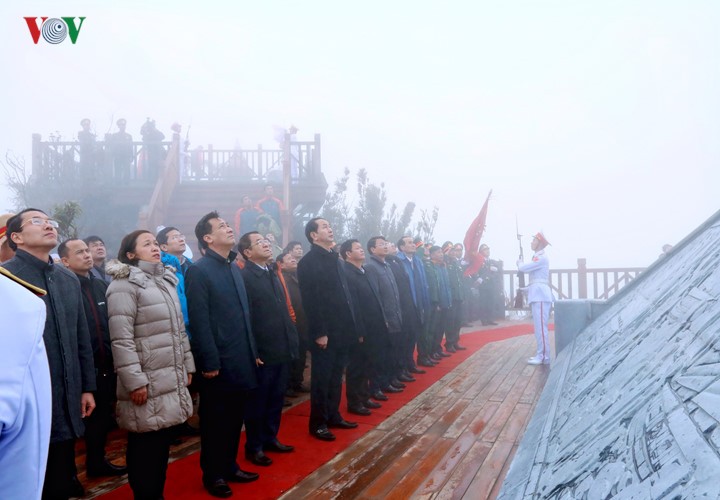 Asiste presidente de Vietnam al izamiento de la bandera nacional en el monte de Fansipan - ảnh 1