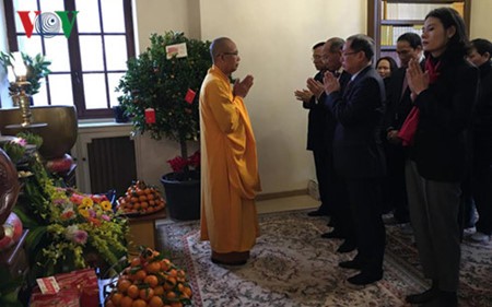 Vietnamitas en Francia visitan pagodas en primer día del Año del Gallo - ảnh 1