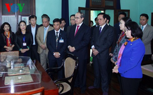 Jefe del Frente de la Patria de Vietnam rinde homenaje a presidente Ho Chi Minh - ảnh 1