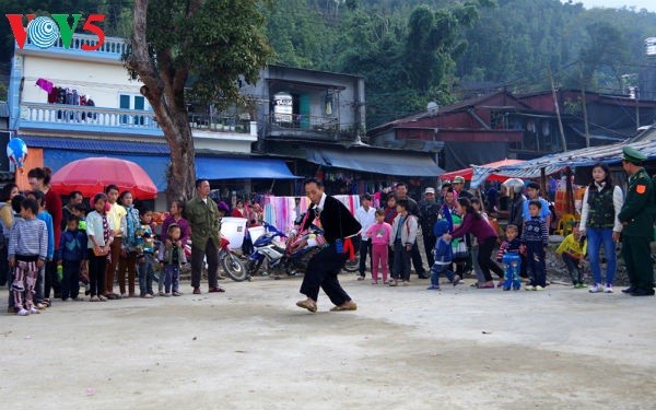 Alegre mercado Dao San en Lai Chau - ảnh 3