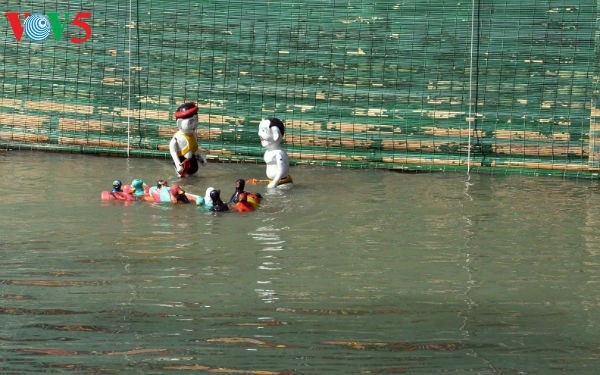 La aldea Dao Thuc y su original arte de las marionetas de agua  - ảnh 4