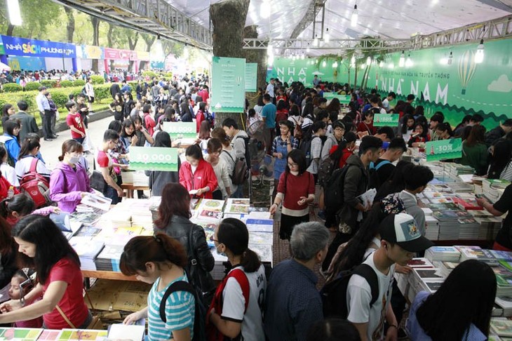 Celebran en Hanoi el Día del Libro de Vietnam - ảnh 2