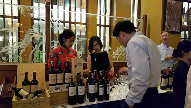 El corazón de Argentina resalta tema del Día Mundial del Malbec 2017 en Hanoi - ảnh 3