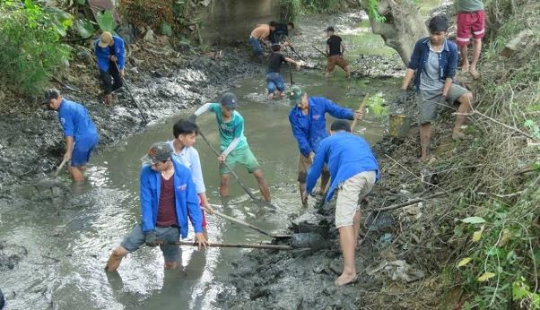 Jóvenes vietnamitas y su respuesta entusiasta a los trabajos voluntarios  - ảnh 1