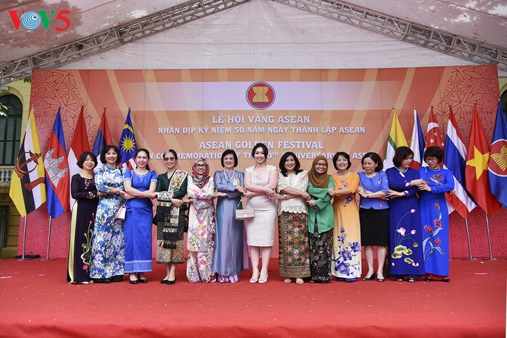 Celebran en Hanoi el Festival Áureo de la Asean - ảnh 1