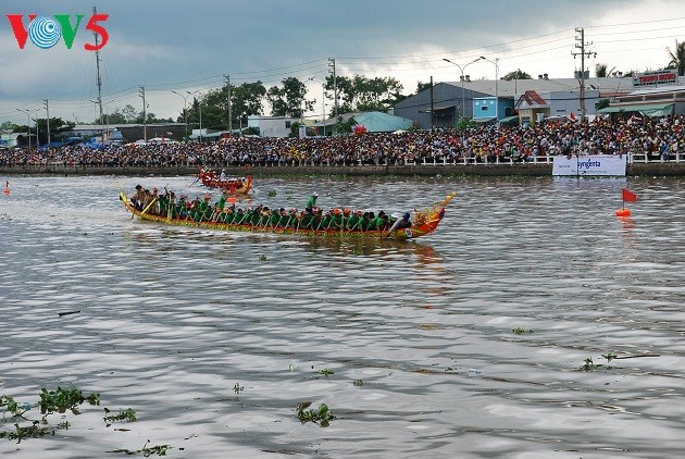 La cultura particular de los jemeres en el festival Ok Ombok y la regata de remo - ảnh 1