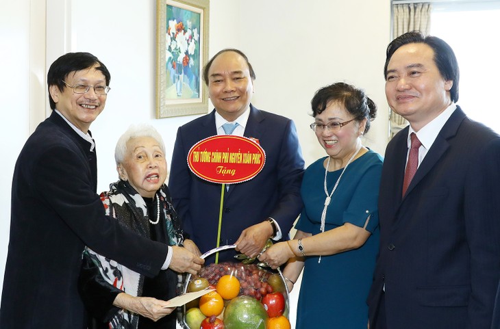 Reconocen los aportes de los maestros al desarrollo educacional de Vietnam - ảnh 1